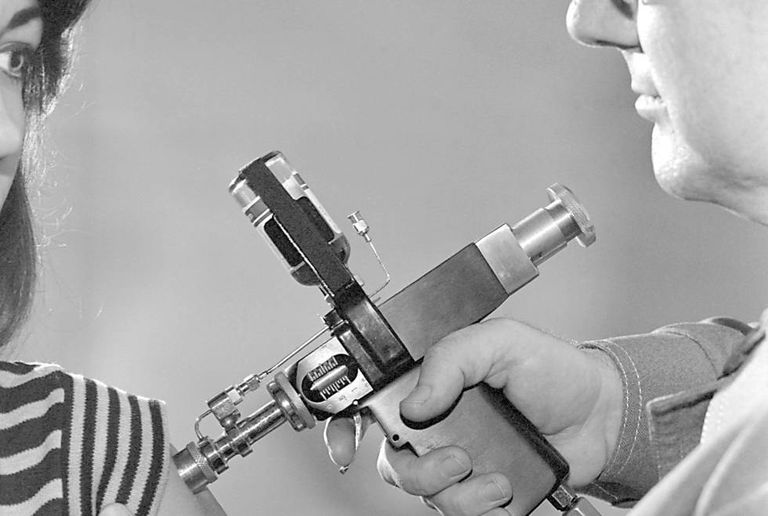 Fonte: médico vacina mulher contra a gripe suína em 1976. PHILL CORBIS (GETTY IMAGES)